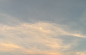 夕空に浮かぶ月